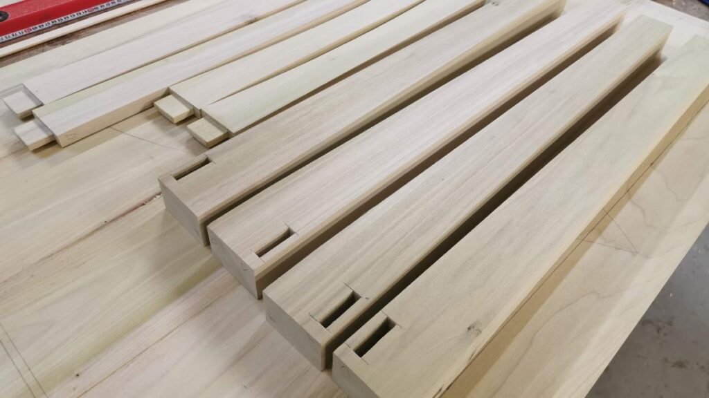 חלקים של שולחן שמיוצר בעבודת יד