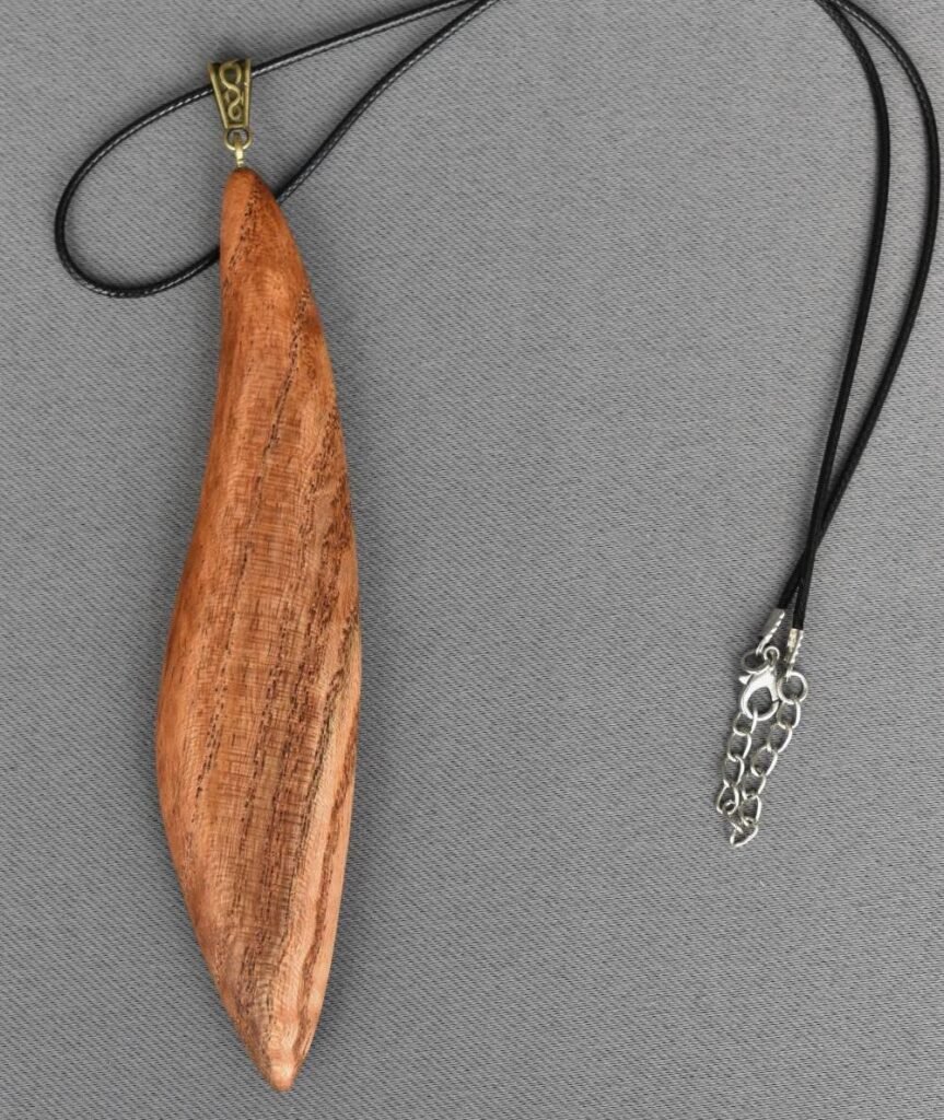 תליון מעץ אזדרכת