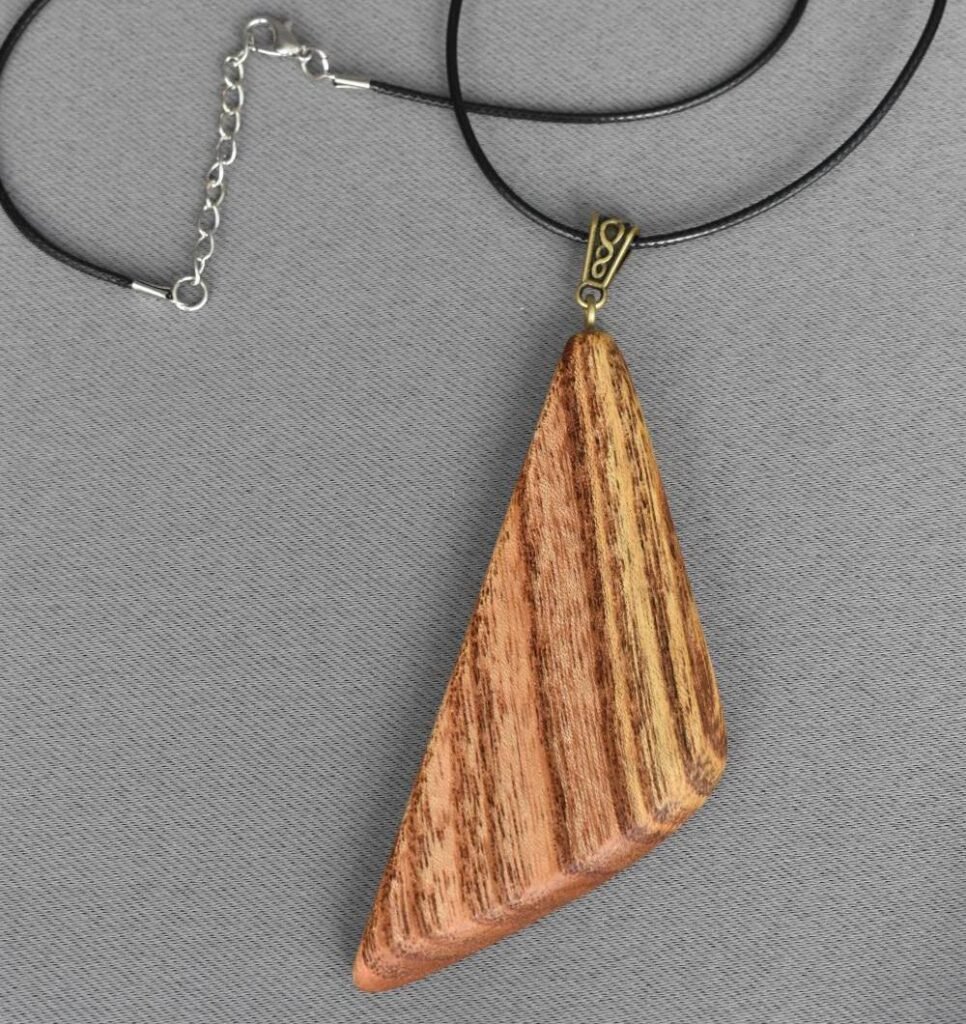 תליון מעץ אזדרכת