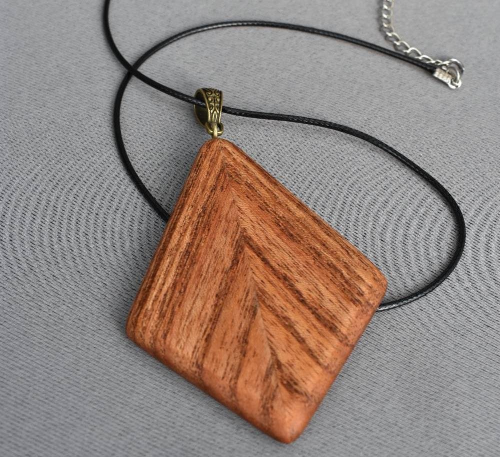 תליון מעץ אזדרכת