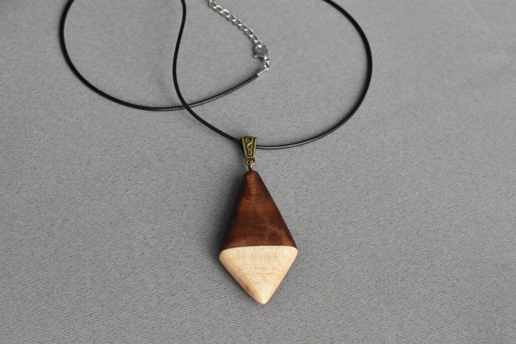 תליון בצורת חץ