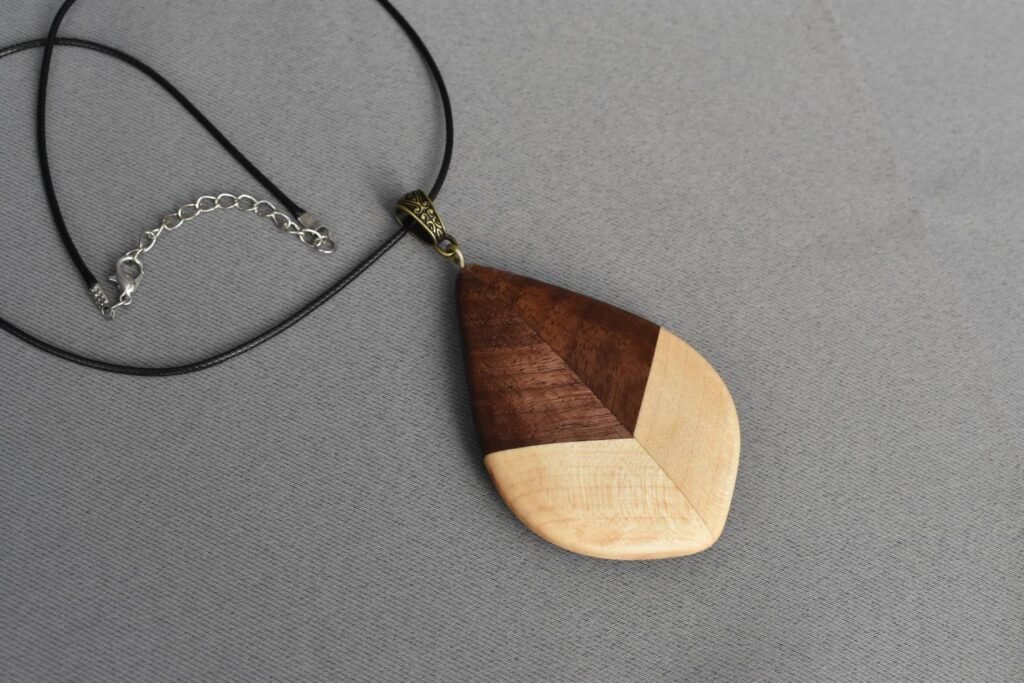 תליון מעץ מייפל ואגוז